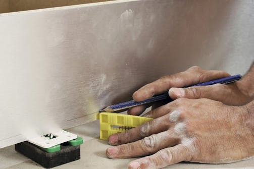 Sokkel til kjøkken: Når sokkelen er i vater i alle retninger, kan du markere det på sokkelen som skal skjæres vekk Sokkel til kjøkken: Når sokkelen er i vater i alle retninger, kan du markere det på sokkelen som skal skjæres vekk